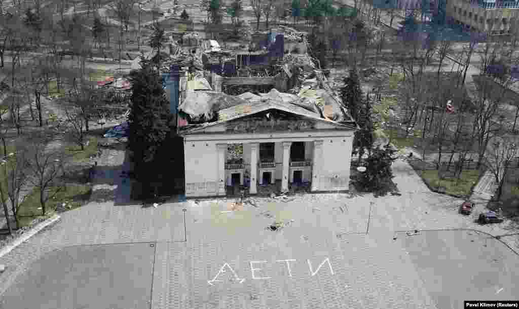 Зруйнований театр в Маріуполі. Під час блокади міста Маріупольський драмтеатр жителі міста використовували, як бомбосховище. 16  березня у результаті авіаудару військ РФ будівля була майже повністю зруйнована. Долі багатьох людей були не відомі. Проте, 18 березня Маріупольська міська рада повідомила, що бомбосховище під Драмтеатром вціліло й вдалося визволити 130 людей.  