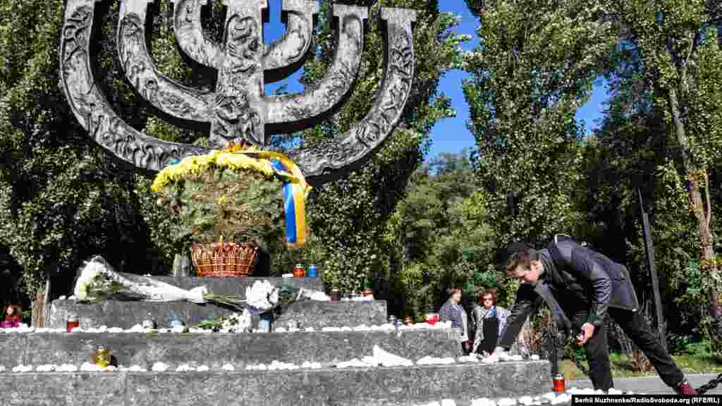 До річниці масового розстрілу київських євреїв у Бабиному Яру кияни пройшли шляхом, яким 29 і 30 вересня 1941 року нацисти вели людей на страту. Київ, 7 жовтня 2018 року ПЕРЕГЛЯНЬТЕ ФОТОГАЛЕРЕЮ