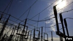 افغانستان و پاکستان مقدار اندکی برق از ایران وارد میکنند و تقریبا کل برق صادراتی ایران راهی عراق میشود.