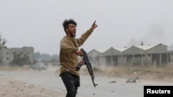 Боєць Уряду національної згоди Лівії, що підтримується ООН, під час зіткнення з силами Халіфи Хафтара на околиці Тріполі