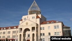  ე.წ. პარლამენტის შენობა სტეფანაკერტში