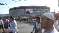 Мусульмане встречают Ураза-байрам в Москве Мусульмане встречают Ураза-байрам в Москве