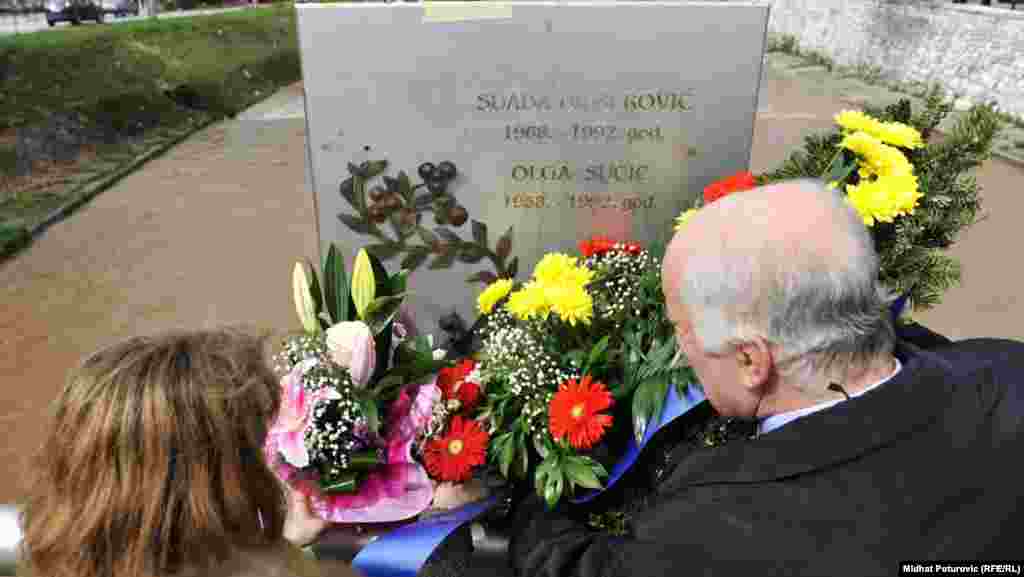 Polaganje cvijeća na most Suade Dilberović i Olge Sučić, 06. april 2012. Foto: RSE / Midhat Poturović