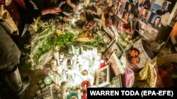 یادبودی برای کشتهشدگان در تهران؛ یکی از کسانی که برای شمع روشن کردن فراخوان داده بود اخیرا به همین دلیل به زندان محکوم شده است.