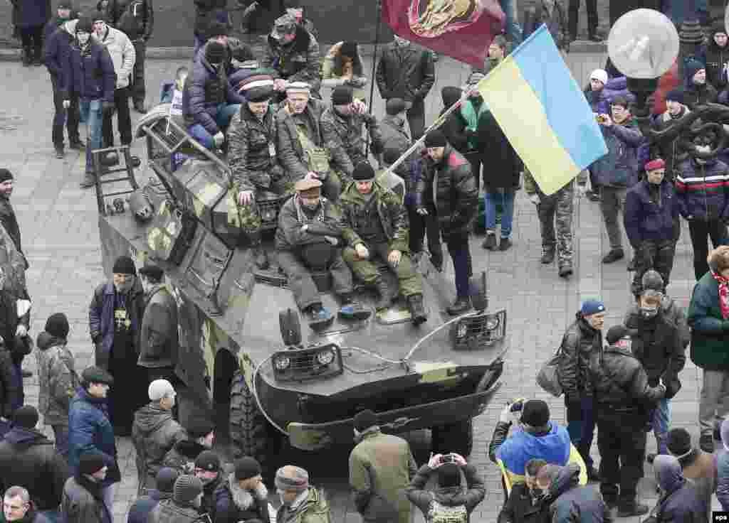 Майданівці на БТР неподалік Верховної Ради України, 27 лютого 2014 року