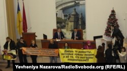 Міський голова Запоріжжя Володимр Буряк та секретар Запорізької міськради в оточенні протестувальників, грудень 2017 року