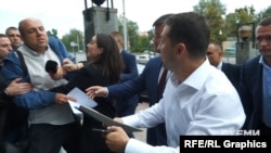 Сергій Андрушко (ліворуч) намагається поставити питання президенту України Володимиру Зеленському