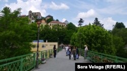 Most u Jajcu sa katancima kojim mladi parovi zaključavaju svoju ljubav, juni 2021.