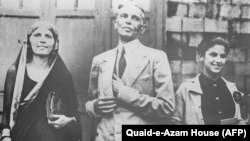 د پاکستان باني محمد علي جناح له خپلې خور فاطمه جناح او له خپلې لور ډینا وډیه سره په یوه ناڅرګند ځای کې. دا تصویر په ۱۹۹۷ز کال راوتلی وو.