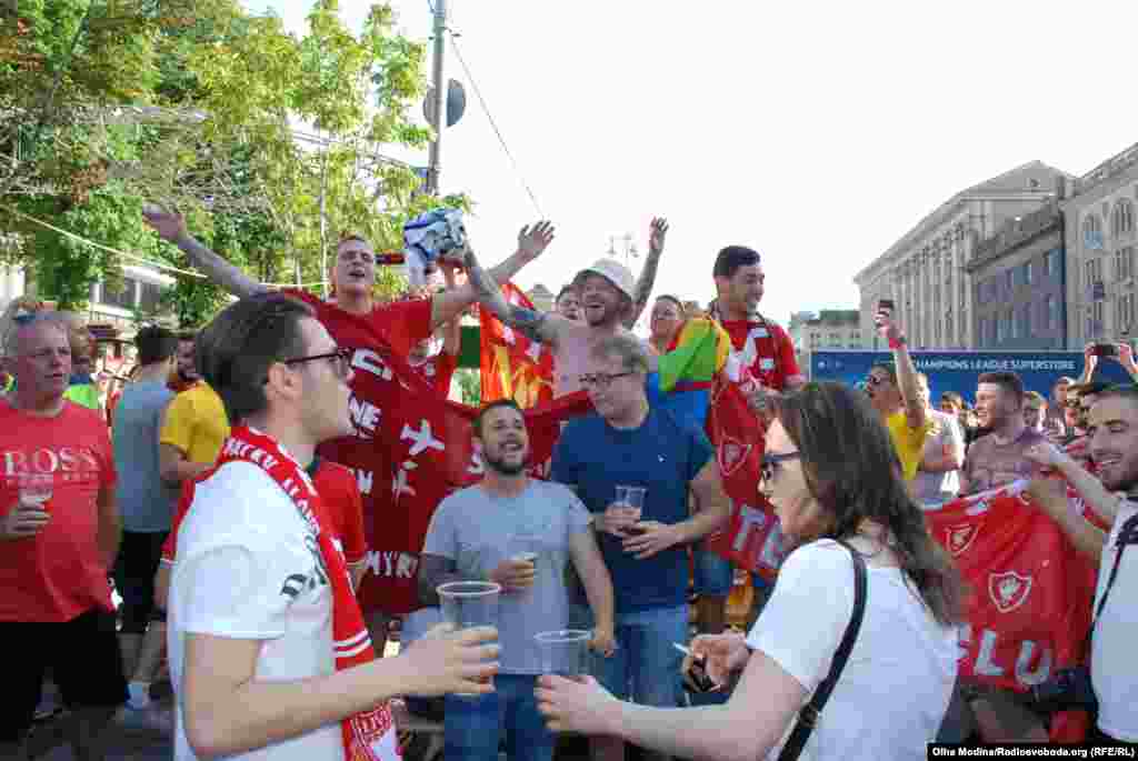 Кажется, что в фан-зоне уже все знают песню «Алез-алез!», которую постоянно скандируют болельщики «Ливерпуля»