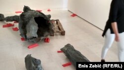 Ostaci spomenika narodnom heroju Stjepanu Filipoviću na izložbi u galeriji Nova