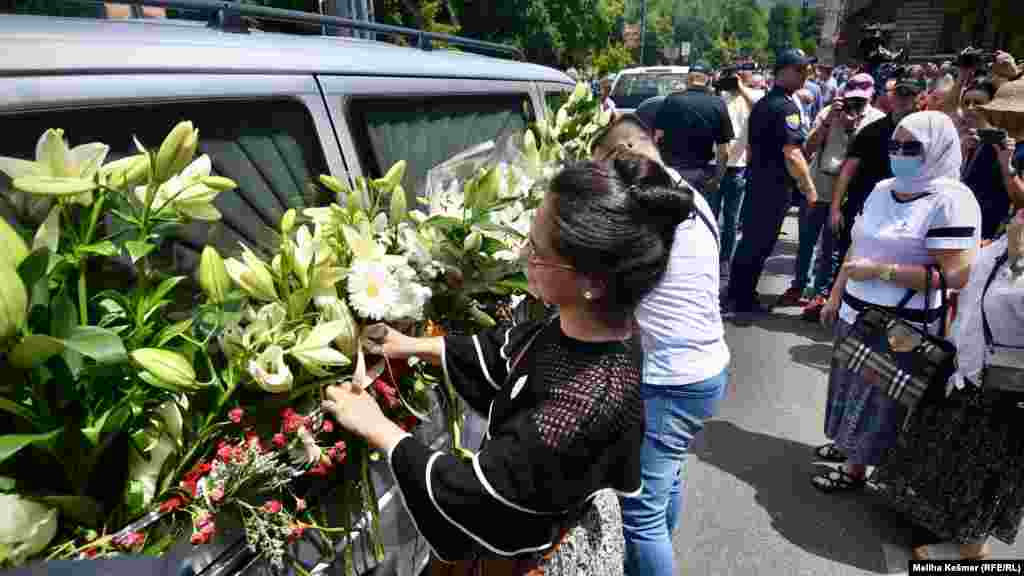 Ove godine će biti ukopana i jedna žena, Zilha Delić koja je imala 24 godine, a najstarija žrtva kojoj će biti klanjana dženaza je Husein Kurbašić koji je u vrijeme genocida imao 63 godine.