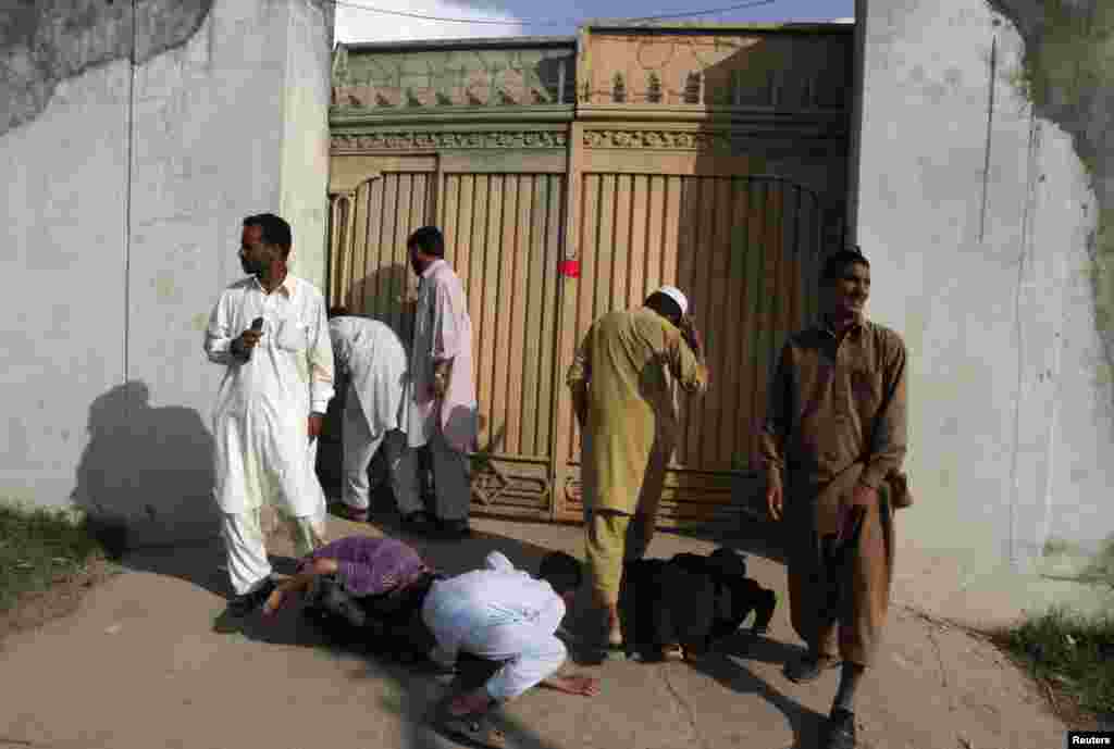 Під одні ворота обійстя намагалися зазирнути