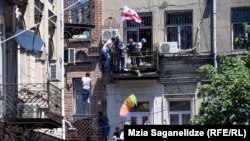 2021 წლის 5 ივლისი. სიძულვილის ჯგუფები "თბილისი პრაიდის" ოფისში შეჭრას ცდილობენ.