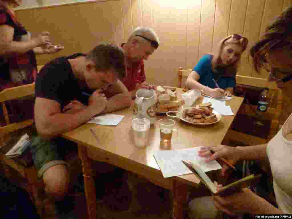 Донори-добровольці заповнюють медичні анкети та п'ють чай перед здаванням крові 