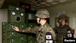 Южнокорейский военнослужащий включает громкоговорители в районе Йончона, 8 января 2016 года