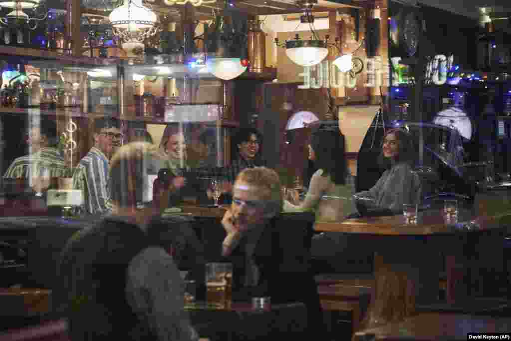 Bar u Stokholmu fotografisan 25. marta. Mnogi u Švedskoj oštro kritikuju način na koji se vlast bori protiv korona virusa. Profesor virusologije sa Univerziteta Umeo Fredrik Egh rekao je za švedski javni servisa da je "duboko zabrinut i da bi voleo da vidi Stokholm u karantinu". "Mi smo jedina zemlja na svetu koja ne čini sve da bi sprečila širenje virusa. Situacija je izuzetno ozbiljna", rekao je Egh. 