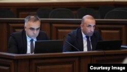 ჯგუფური ძალადობის საქმეების პროკურორები ვახტანგ ცალუღელაშვილი (მარცხნივ) და ვაჟა თოდუა