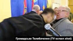 Дмитрий Ризниченко бьет головой генерал-полковника Виктора Палия