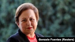 شیرین عبادی میگوید خامنهای و دیگر روحانیون در ایران پشت پرده اسلام پنهان شدهاند و «عقبماندهترین تفسیر» را از این دین ارائه میدهند