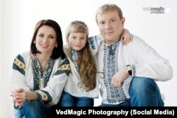 Андрій Шевченко разом із дружиною Ганною Гомонай та донькою Марічкою