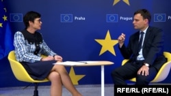 "Po prvi put u istoriji pregovaramo sa zemljom u ratu. Nikada, nikada pre nismo ovo uradili", navodi Marta Kos, komesarka EU za politiku proširenja. Na fotografiji u razgovra sa novinarom RSE Rikardom Jozwiakom u Pragu, 28. aprila 2024.