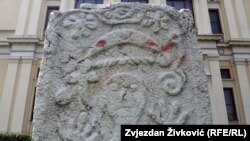 Motiv sa jednog od stećka ispred Zemaljskog muzeja BiH