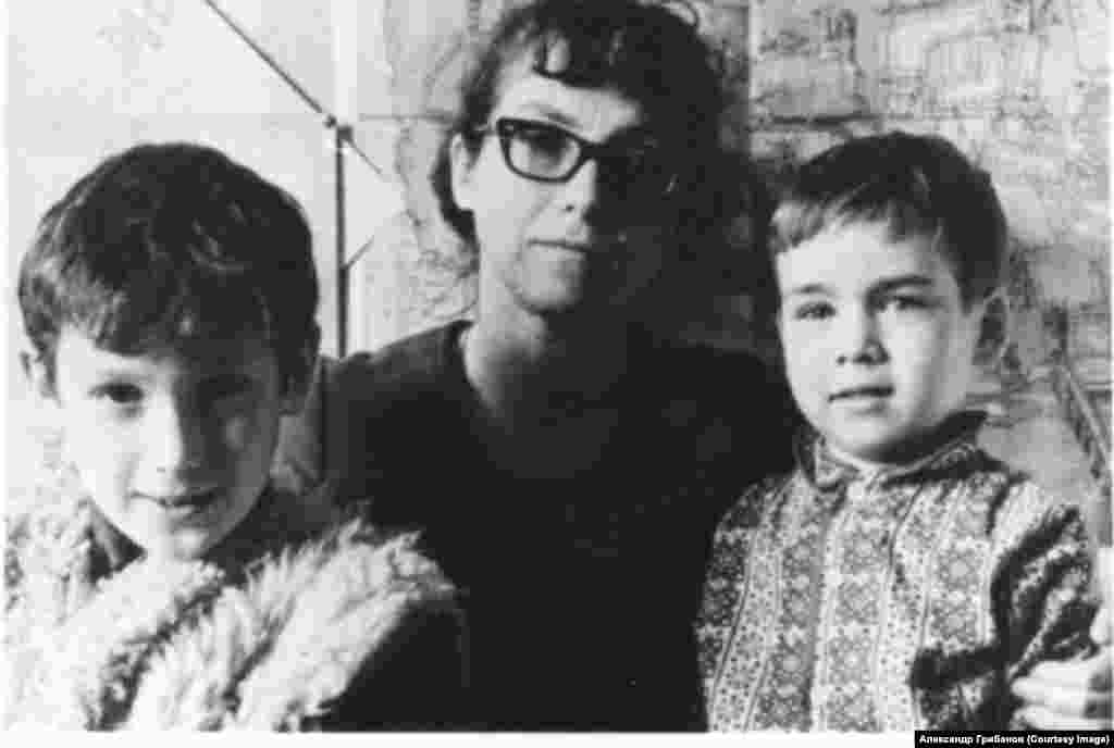 Наталья Горбаневская с сыновьями Ясиком и Осей. Март, 1973.