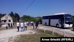 Povratnici u obilasku svoje imovine u Prisadama