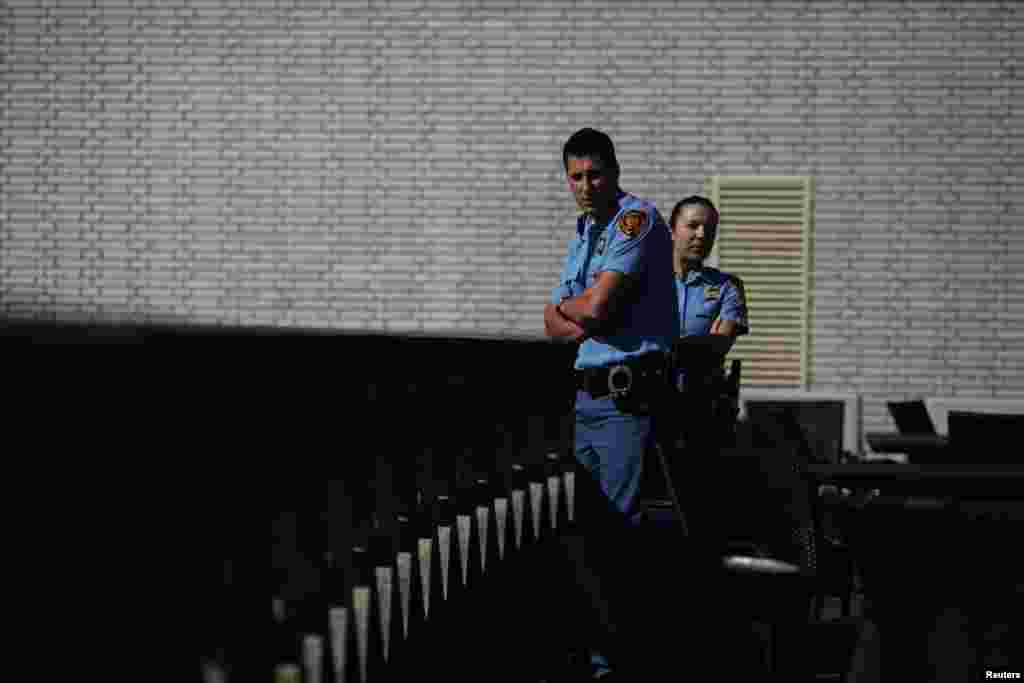 Stražari na terasi Haškog suda