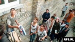 Romska deca pred školom, Foto: Vesna Anđić