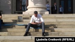 Boško Obradović na stepeništu Skupštine Srbije tokom štrajka glađu, 10. maj 2020.