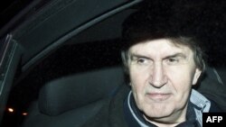 Ejup Ganić po izlasku iz pritvora u Londonu, 11. mart 2010.