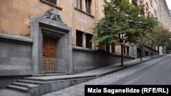 საქართველოს პარლამენტის შენობაზე გამოსახული ხუთქიმიანი ვარსკვლავი, რომელიც იყო საბჭოთა რევოლუციის, სოციალიზმისა და საბჭოთა სამხედრო პოტენციალის სიმბოლო; 2012 წელი