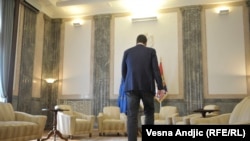 "Nismo navikli da nas premijer i predsednik (radi se o jednoj te istoj osobi u različitim odsecima vremena, a i to ne nužno) ostavlja na duže od nekoliko sati", piše Pančić