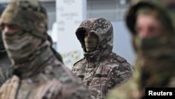 Ukrajnai bevetésre készülő orosz katonák 2025 szeptemberében az új járművek átadási ünnepségén