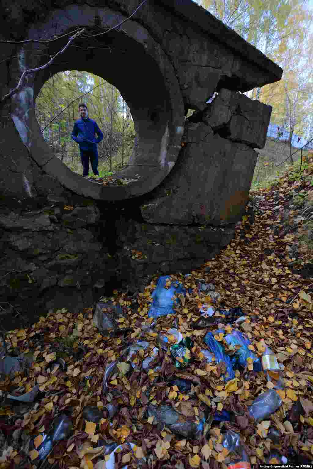 А вот и первый тоннель. Дальше будут сооружения куда интереснее. 