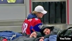 Российские хоккеисты в аэропорту Баффало,