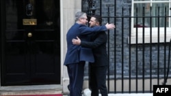 Zelenski a fost întâmpinat cu căldură la Downing Street 10, în centrul Londrei, de premierul britanic Keir Starmer.