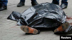 Тело Дениса Вороненкова на месте убийства