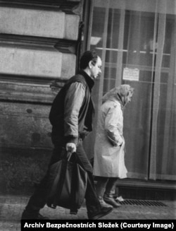 უცხო პირი მინისტრთან შეხვედრის შემდეგ.