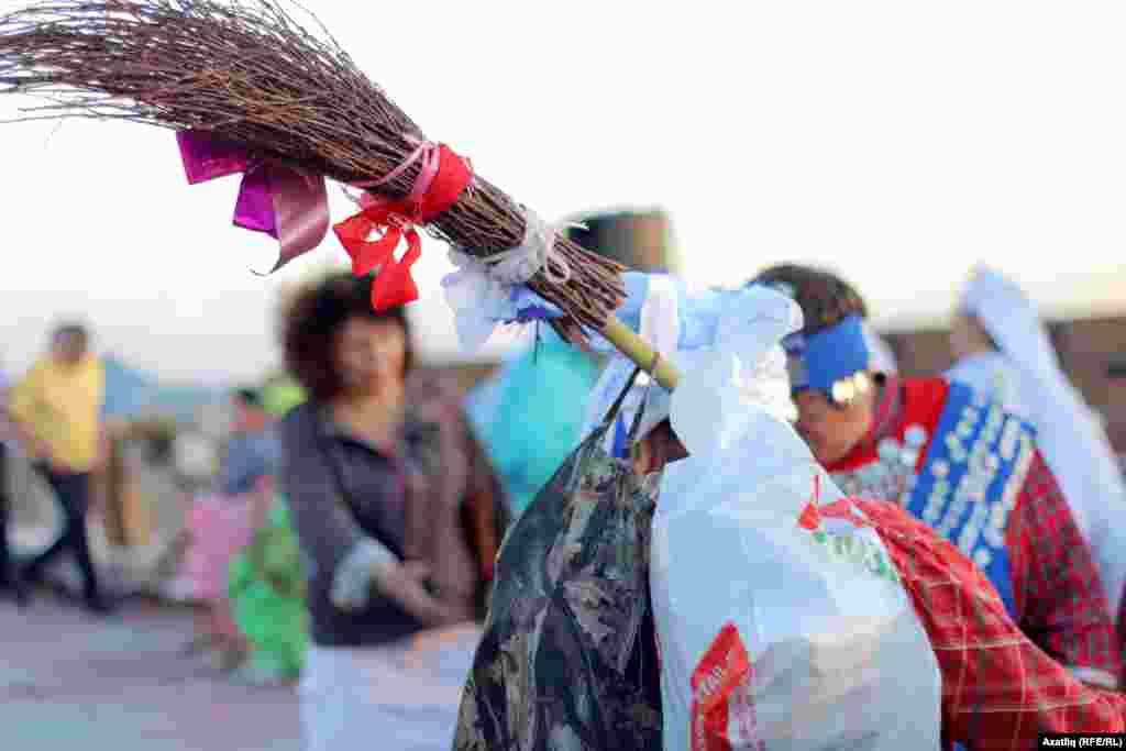 "Түгәрәк уен" тәмам, халык әйберләрен җыеп кайту юлына атлый