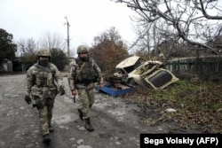 Ukrajinski vojnici patroliraju na borbenoj liniji u Širokineu u novembru 2018. godine.
