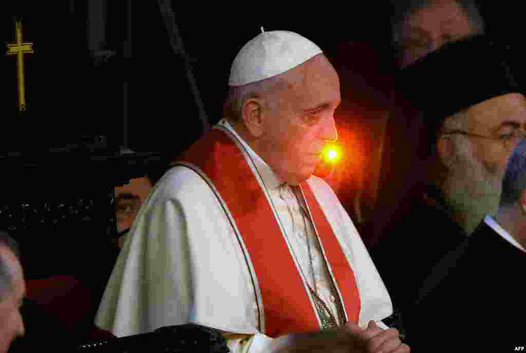 Папа Франциск давно не чурается экуменического диалога с православными. На этом снимке он присутствует на литургии в соборе св. Георгия в Стамбуле (2014).  