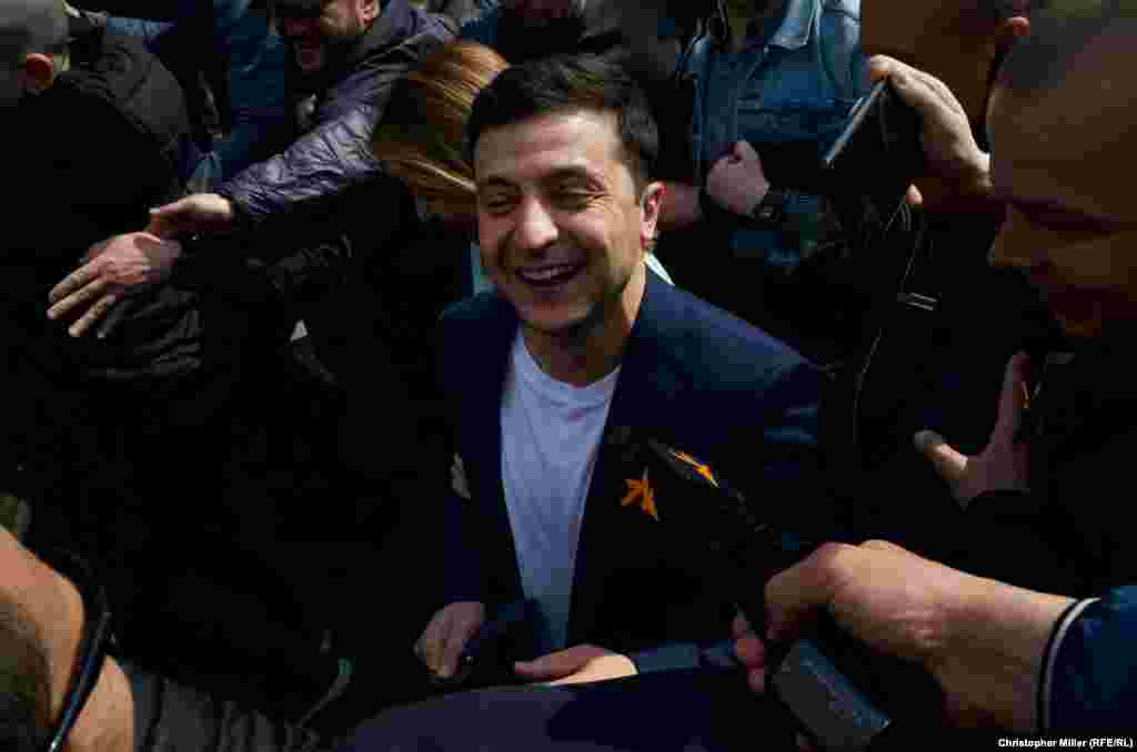 Владимир Зеленский у избирательного участка в Киеве делает свой выбор. На вопрос корреспондента Радио Свобода, какие бы проблемы он попытался решить в первую очередь в качестве президента, он ответил: "Война и коррупция"