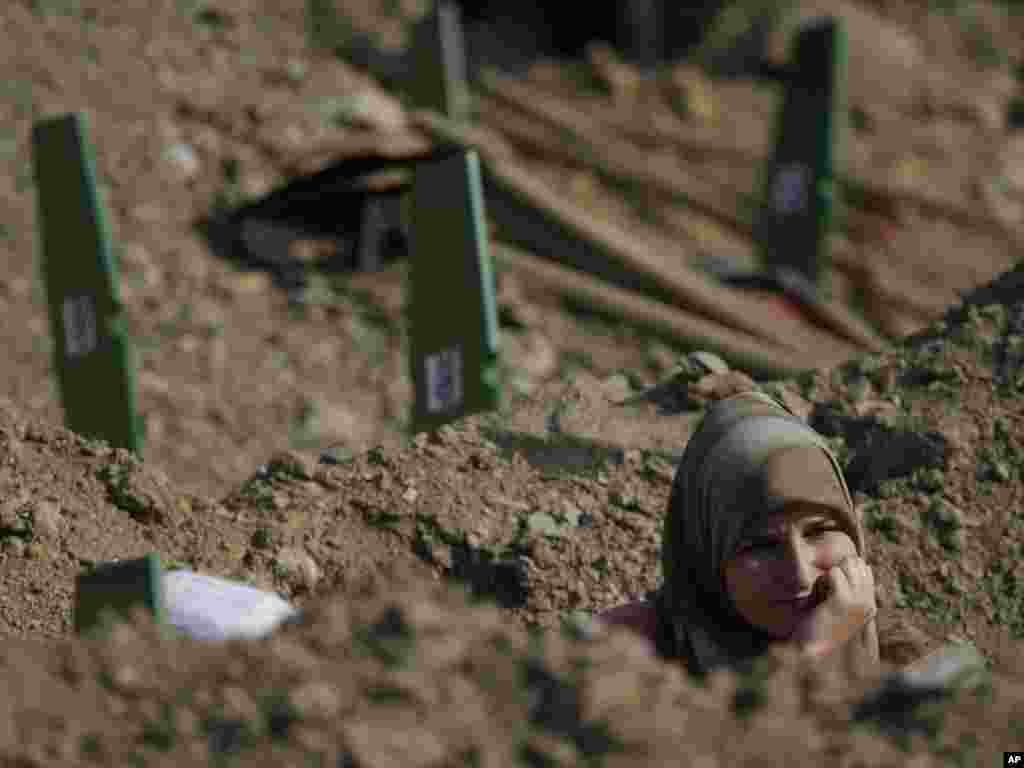 BiH - Na 16. godišnjicu genocida u Srebrenici, sahranjeno je preko 600 posmrtnih ostataka žrtava, 11.07.2011. Foto: AP / Amel Emrić 