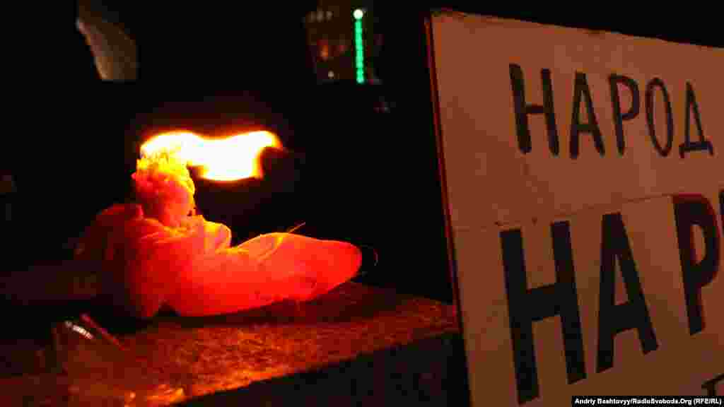 Люди запалили свічки та слухали виступи громадських активістів.