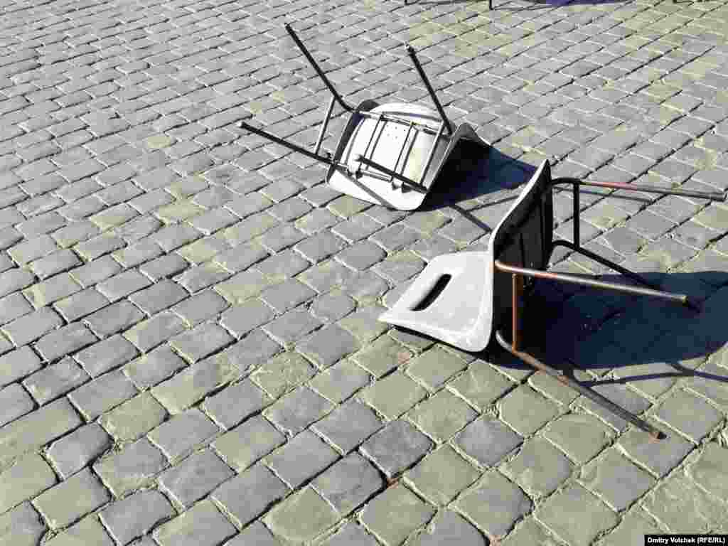 Стулья паломников на площади Святого Петра пусты, и кинофестиваль тоже заканчивается