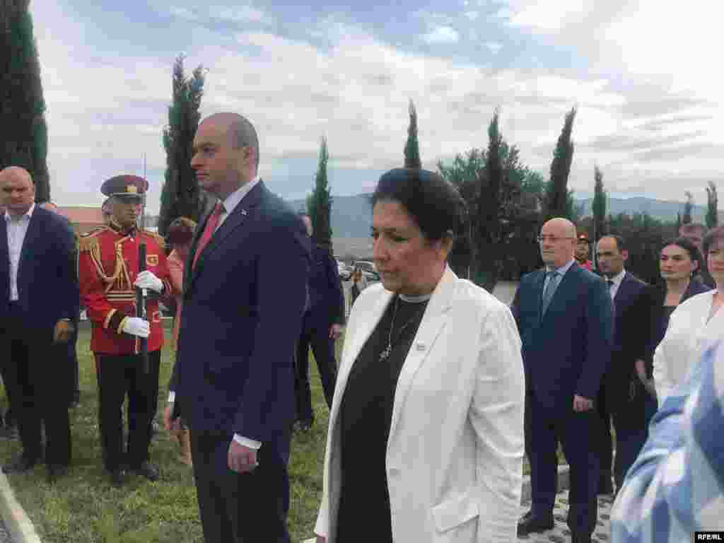 8 августа 2019 года. Президент Грузии Саломе Зурабишвили (справа) и министр обороны страны Леван Изория у Мемориала героев – памятника грузинам, погибшим в сражениях за независимость страны