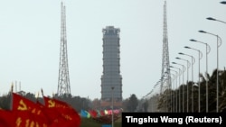 Парчамҳои коммунистӣ дар роҳ ба Истгоҳи кайҳонии Венчанг, воқеъ дар вилояти Ҳайнан қомат афрохтаанд. Аз ин истгоҳ субҳи 24-уми ноябр киштие барои омӯзиши қишри Моҳ ба кайҳон фиристода шуд